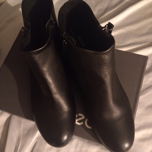 New black ankle boots - Picture 2 of 9